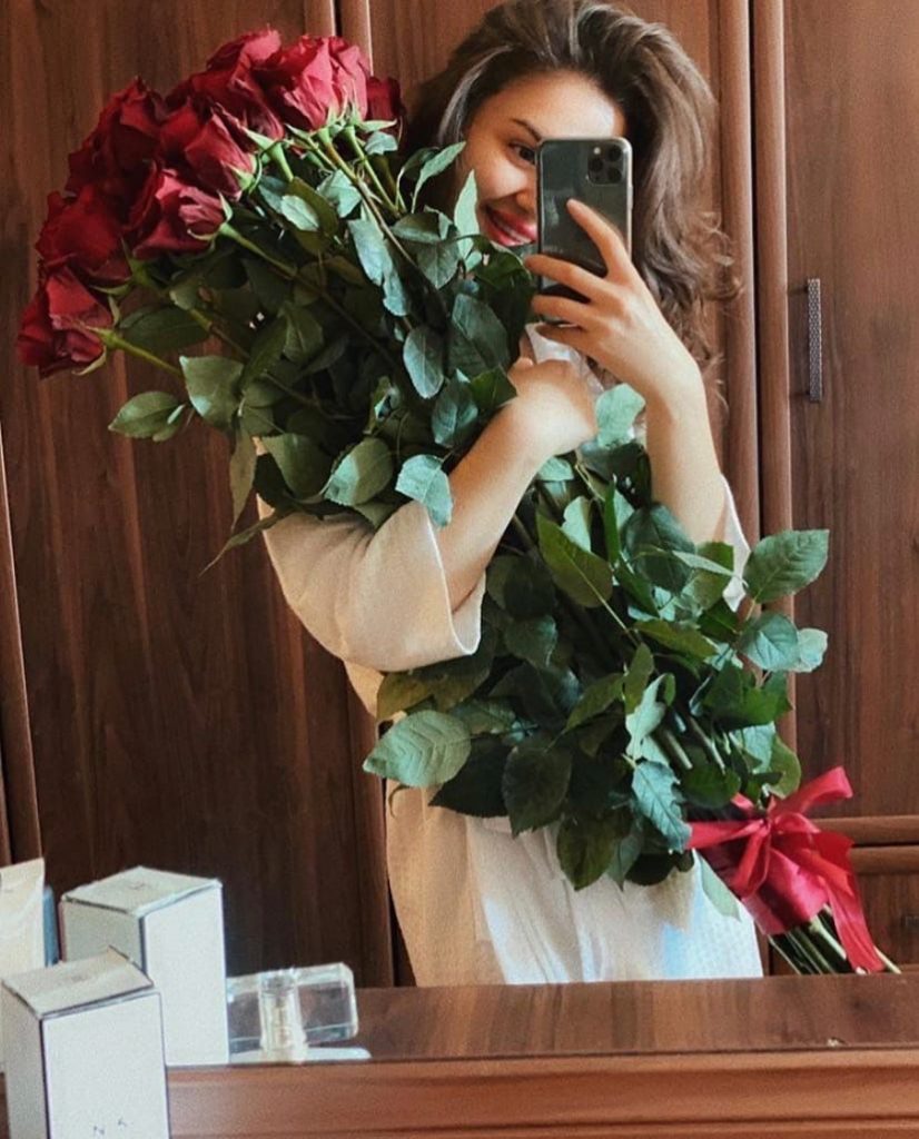 Красивые розы в руке девушки фото (18)