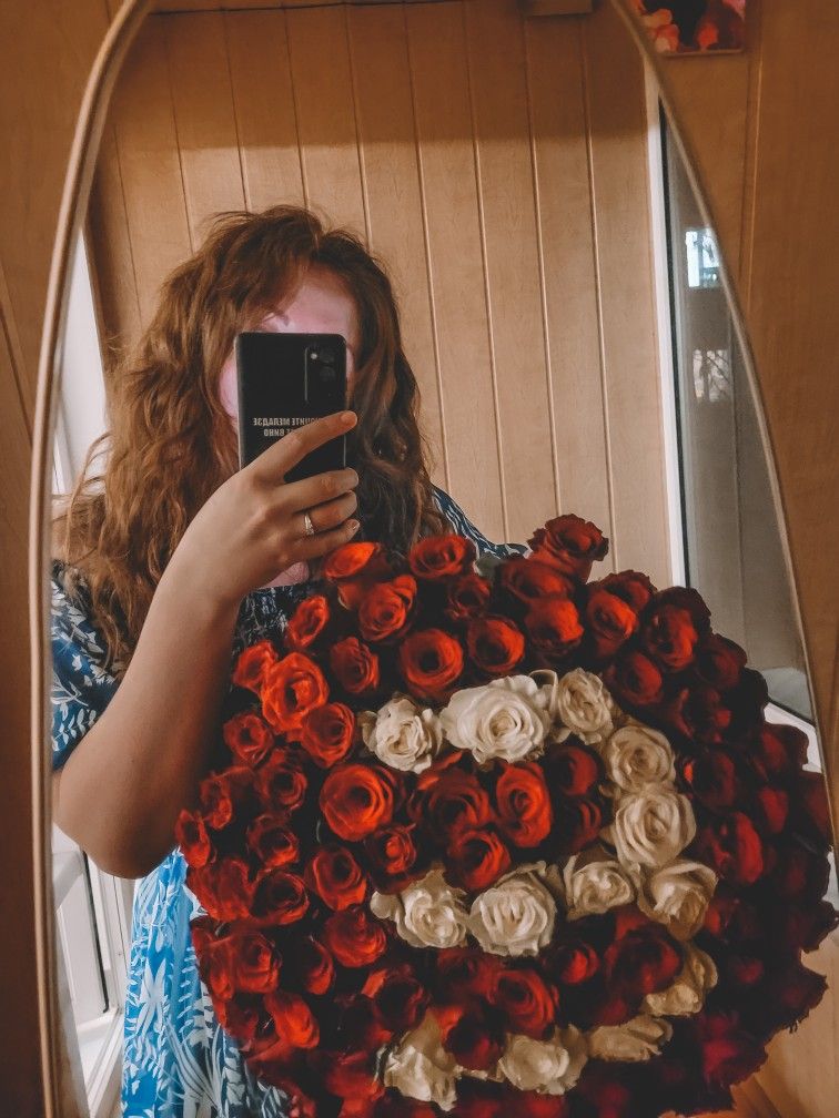 Красивые розы в руке девушки фото (20)