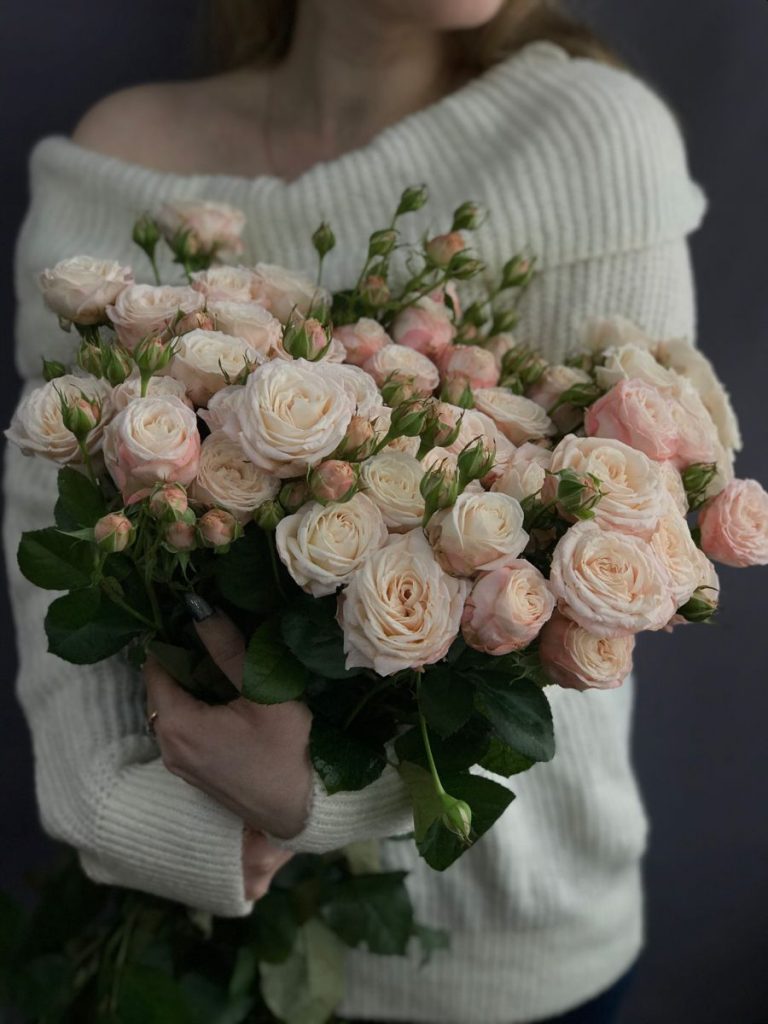 Красивые розы в руке девушки фото (21)