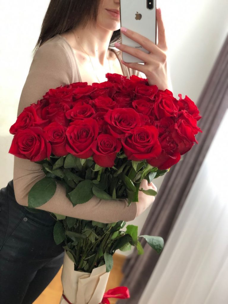 Красивые розы в руке девушки фото (22)