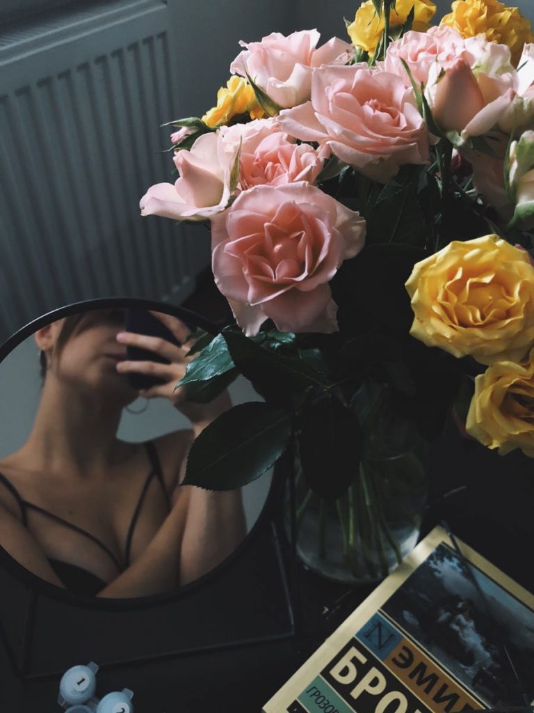 Красивые розы в руке девушки фото (24)