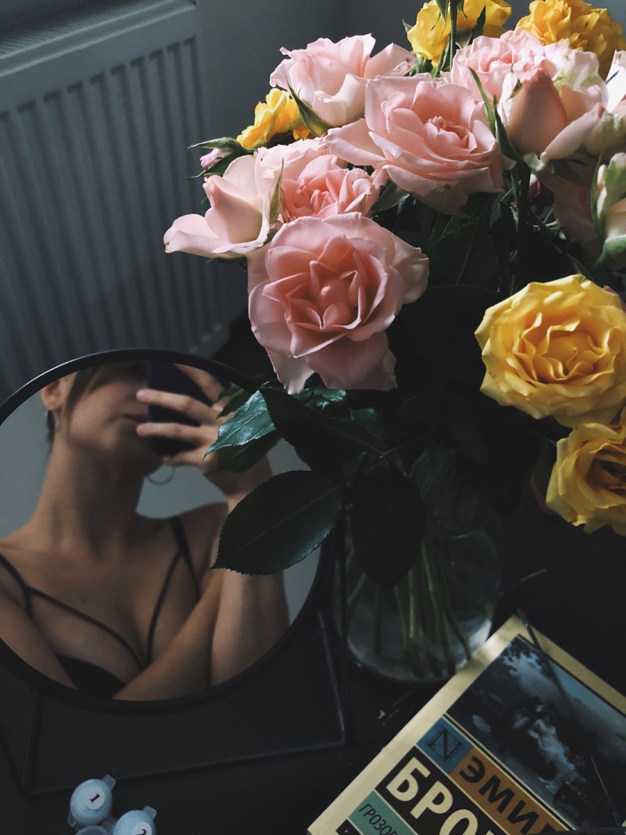 Красивые розы в руке девушки фото (24)