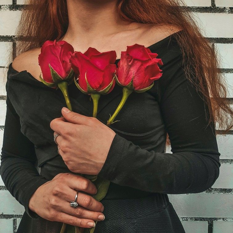 Красивые розы в руке девушки фото (26)