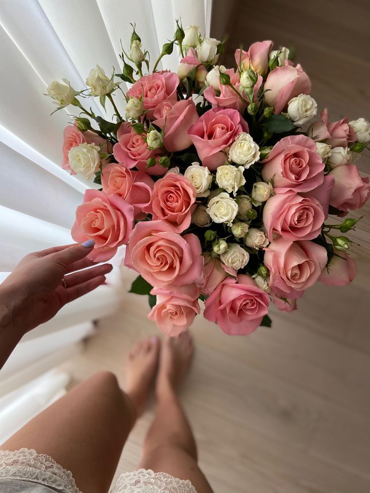 Красивые розы в руке девушки фото (27)