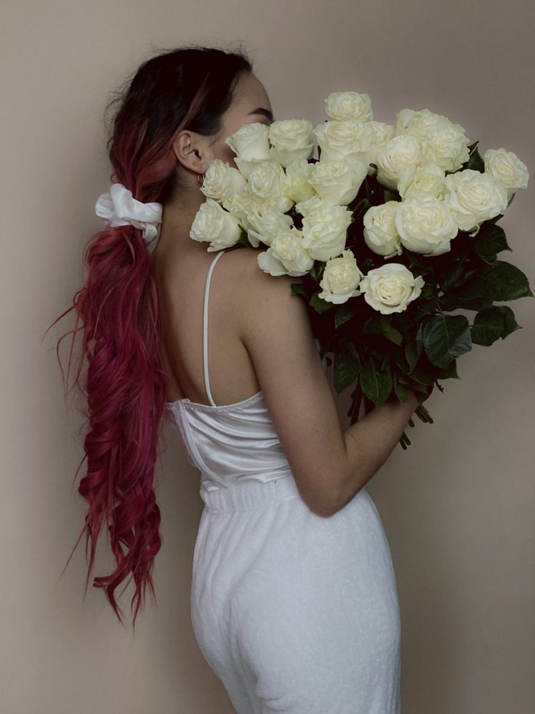 Красивые розы в руке девушки фото (29)