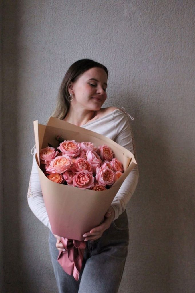 Красивые розы в руке девушки фото (30)