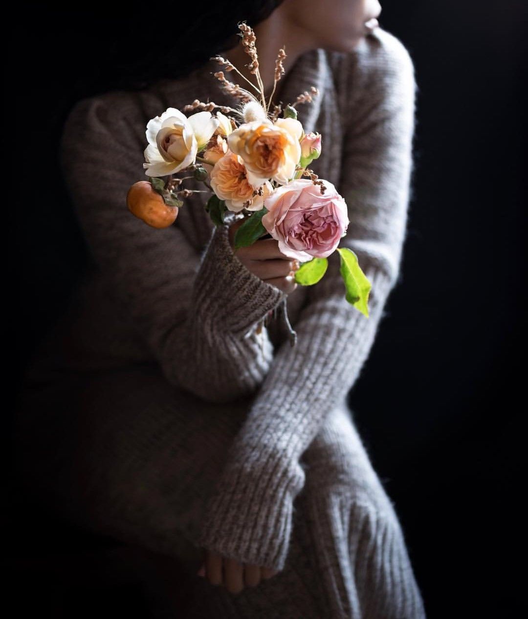 Красивые розы в руке девушки фото (33)