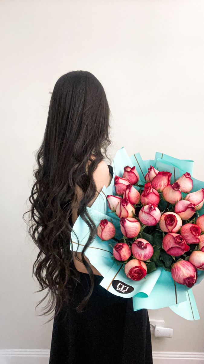 Красивые розы в руке девушки фото (34)