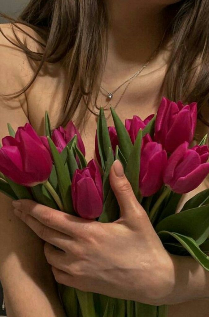Красивые розы в руке девушки фото (35)