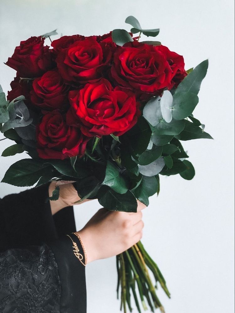 Красивые розы в руке девушки фото (40)