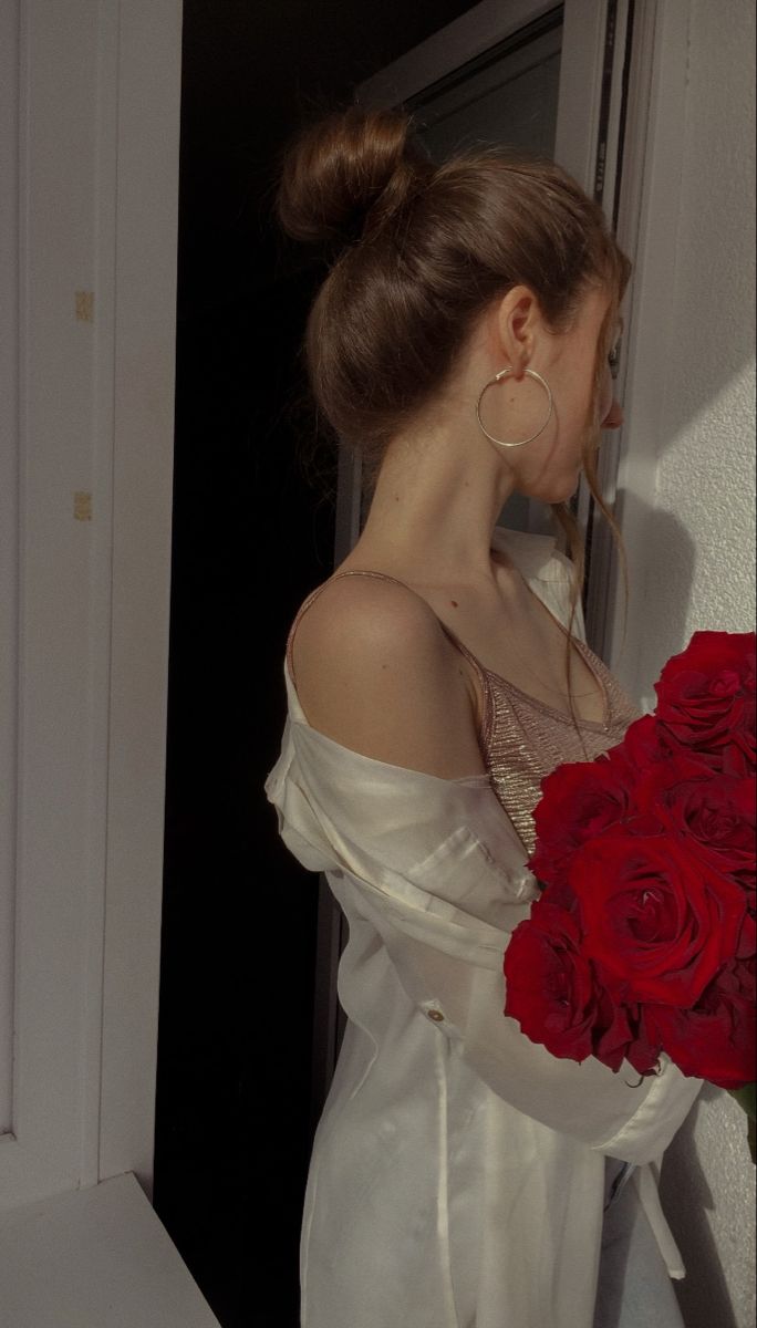 Красивые розы в руке девушки фото (42)
