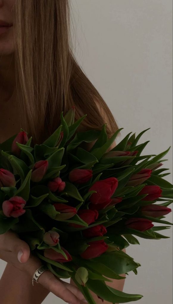 Красивые розы в руке девушки фото (43)