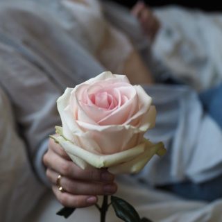 Красивые розы в руке девушки фото (47)