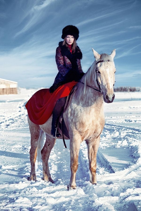 Интересные фото девушки на лошади зимой (13)