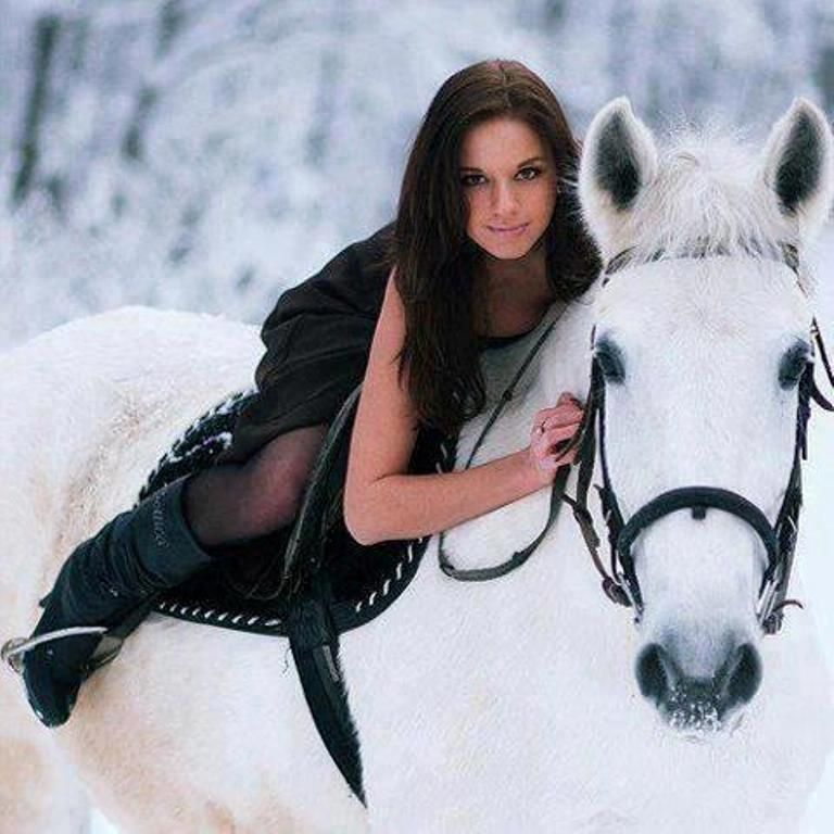 Интересные фото девушки на лошади зимой (15)