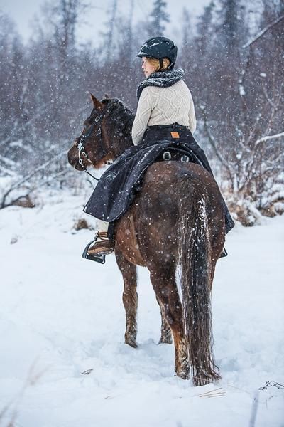 Интересные фото девушки на лошади зимой (23)