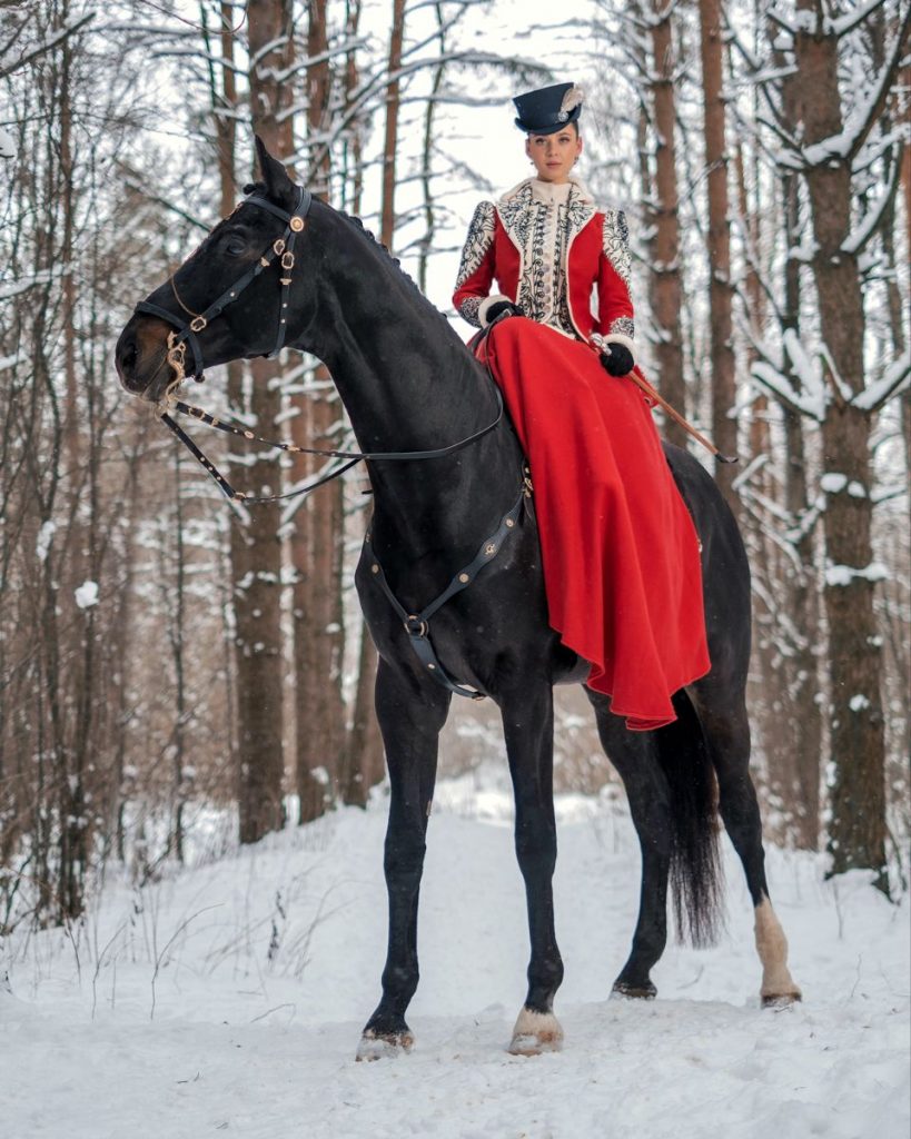 Интересные фото девушки на лошади зимой (4)