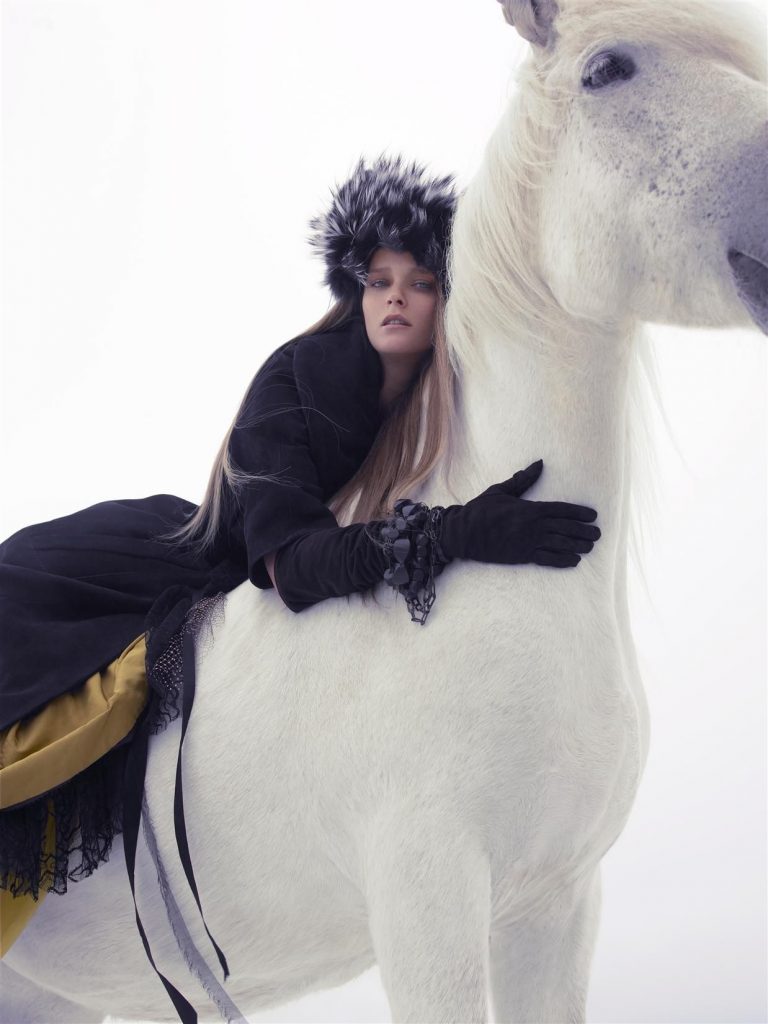 Интересные фото девушки на лошади зимой (6)