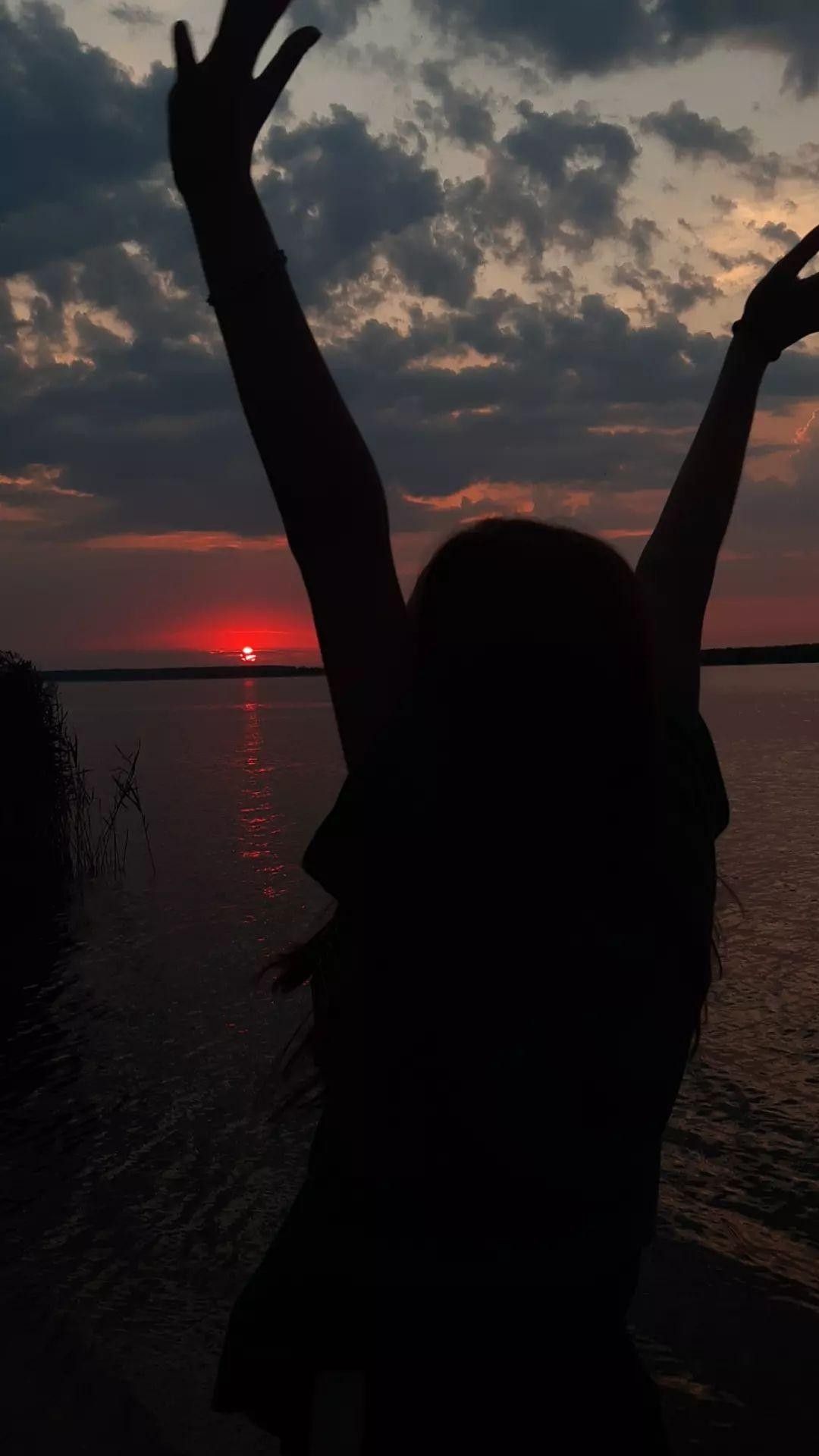 Красивые картинки девушки на закате солнца (19)