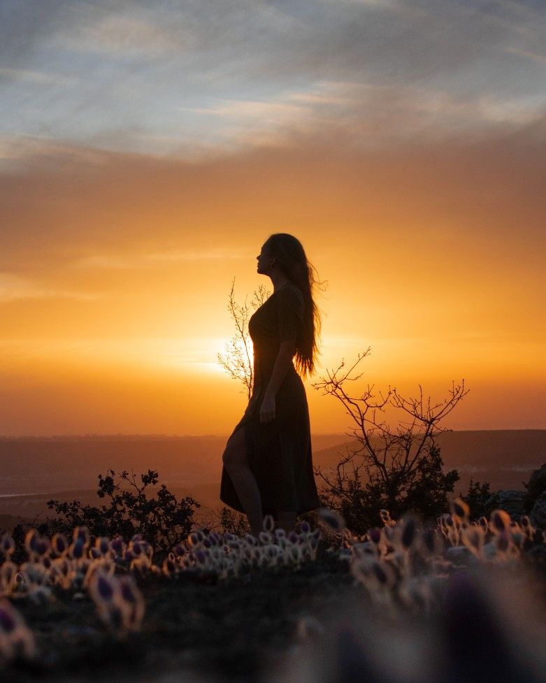 Красивые картинки девушки на закате солнца (28)
